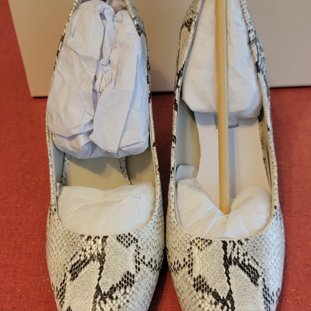 Vince Camuto Black And Cream Snakeskin Heels Sz 8